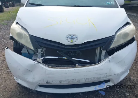 2011 Toyota Sienna Le V6 z USA, uszkodzony, nr VIN 5TDKK3DC5BS036646